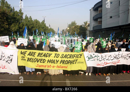 Les femmes voilées des partisans du Jamat-e-Islami (JI) protestent en faveur de leurs revendications au cours de rassemblement à Karachi Banque D'Images