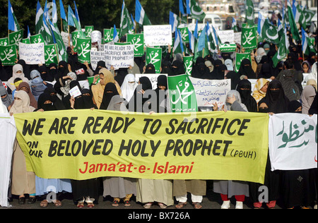 Les femmes voilées des partisans du Jamat-e-Islami (JI) protestent en faveur de leurs revendications au cours de rassemblement à Karachi le jeudi, Banque D'Images