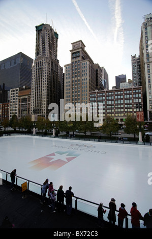 Patinoire et Michigan Avenue, Millenium Park, Chicago, Illinois, États-Unis Banque D'Images