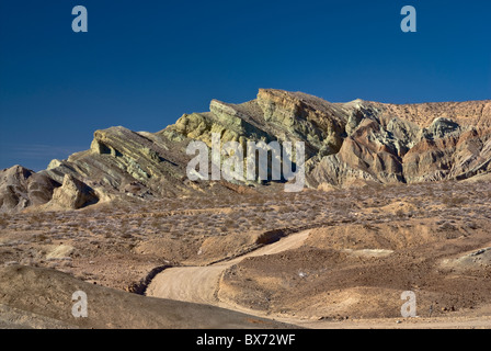 Route de terre, des formations rocheuses au bassin de l'Arc-en-ciel Naturel National Monument, de boue Hills près de Barstow, désert de Mojave, Californie, USA Banque D'Images