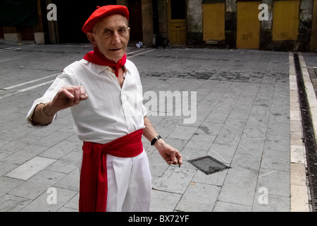 Un vieil homme espagnol pendant la fête de San Fermín à Pampelune, Espagne. Banque D'Images