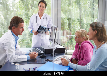 Les médecins avec les patients, in office Banque D'Images