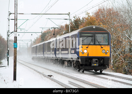 360 classe Desiro électriques près de Margaretting dans une tempête de neige. Banque D'Images