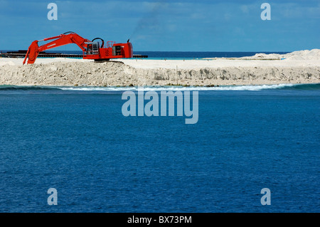 Ari Atoll Maldives crane à travailler sur la construction d'un nouvel aéroport sur une île Banque D'Images