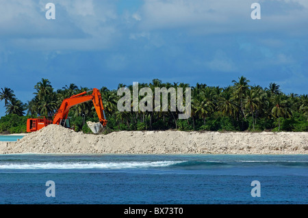 Bulldozer travaillant sur la construction d'un nouvel aéroport d'une île dans l'Atoll d'Ari, les Maldives. Banque D'Images