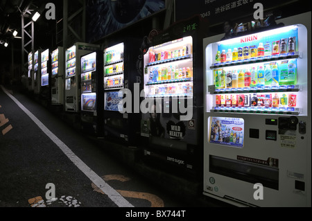 Beaucoup de distributeurs automatiques dans une rangée, Shibuya, Tokyo, Japon Banque D'Images