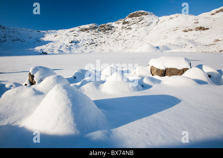 Easedale Tarn au-dessus de Grasmere dans le Lake District, UK, gelé par une vague de froid en décembre 2010. Banque D'Images