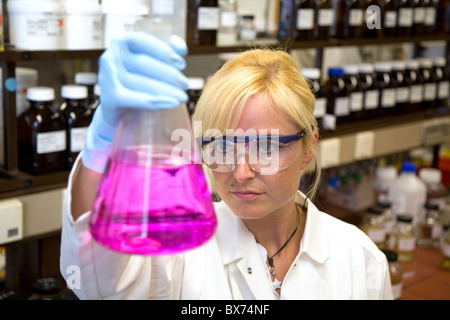 Un stagiaire Technicien de laboratoire à Evonik, Essen, Allemagne Banque D'Images