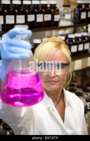 Un stagiaire Technicien de laboratoire à Evonik, Essen, Allemagne Banque D'Images