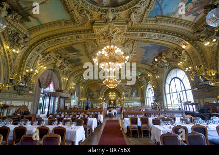 Salle à manger du restaurant le train bleu à la gare de Lyon avec ses plafonds peints et de chandeliers Banque D'Images
