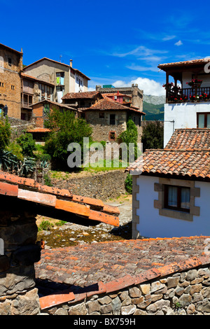 Bâtiments traditionnels dans la ville de Potes dans les Picos de Europa dans le Nord de l'espagne Cantabrie Banque D'Images