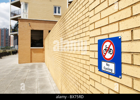 Pas de vélo panneau près de apartments East London UK Banque D'Images