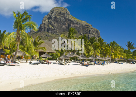 Plage de sable blanc de l'hôtel cinq étoiles Le Paradis, avec le Morne Brabant à l'arrière-plan, l'Île Maurice, océan Indien, Afrique Banque D'Images