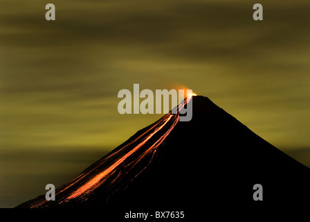 Le Volcan Arenal par nuit au Costa Rica Banque D'Images