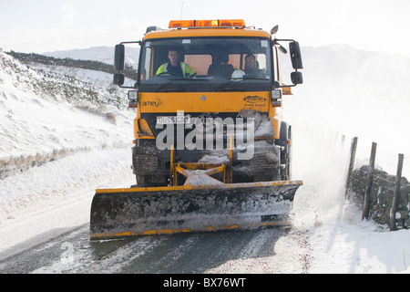 Conseil d'un chasse-neige, la salaison et essayer d'effacer la puce dans les rigueurs de l'hiver, novembre 2010, dans le district du lac, Banque D'Images