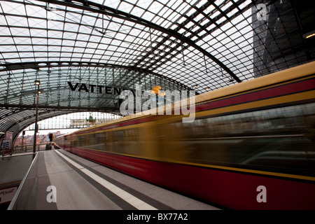 Train de quitter Berlin Hauptbahnhof, la gare principale de Berlin, Germany, Europe Banque D'Images