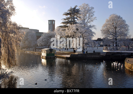 Jardins de Bancroft et nouveau Royal Shakespeare Theatre en hiver, Stratford-upon-Avon, England, UK Banque D'Images