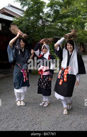 Oharame Ohara (filles) en costume traditionnel transportant du bois de feu dans le village rural de Ohara, Kyoto, Japon, Asie Banque D'Images