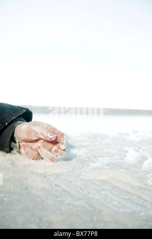 Main congelé allongé sur la neige et la glace. emplacement extérieur, Banque D'Images