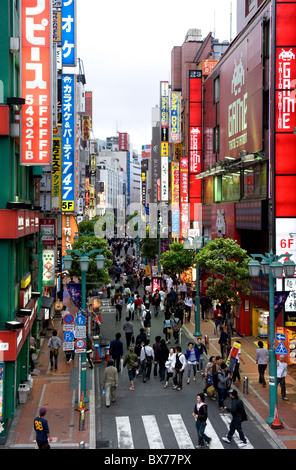 Une rue piétonne bordée de boutiques et les enseignes, attire une foule à Shinjuku, Tokyo, Japon, Asie Banque D'Images