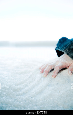 Main congelé allongé sur la neige et la glace. emplacement extérieur, Banque D'Images