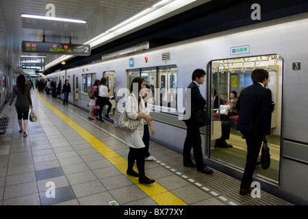 Les passagers d'une ligne de métro Hibiya Tokyo, Tokyo, Japon, Asie Banque D'Images