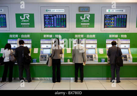 Les passagers d'acheter des billets de train à partir de distributeurs automatiques à la Central Japan Railway (JR) à Tokyo, Japon, Asie Banque D'Images