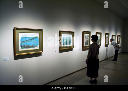 Les visiteurs d'admirer des peintures de scènes au Japon Sagawa Art Museum à Moriyama, préfecture de Shiga, Japon, Asie Banque D'Images