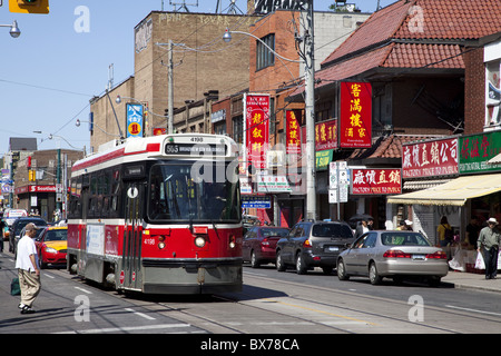 Tramway de Toronto sur la rue Dundas Ouest, Chinatown, Toronto, Ontario, Canada, Amérique du Nord Banque D'Images