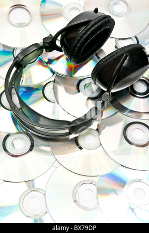 Casque noir et beaucoup de CDs Banque D'Images