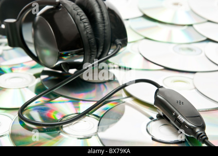 Casque noir et beaucoup de CDs Banque D'Images