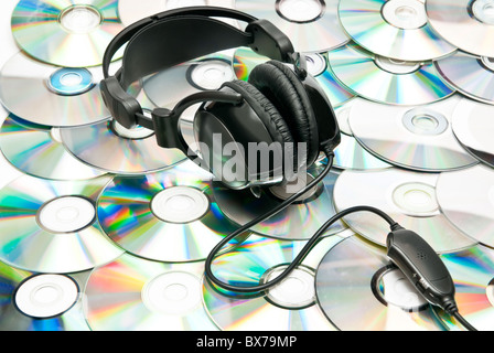 Casque noir et beaucoup de CDs Banque D'Images