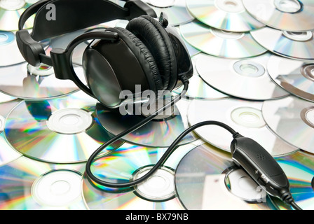 Casque noir et beaucoup de CDs Banque D'Images