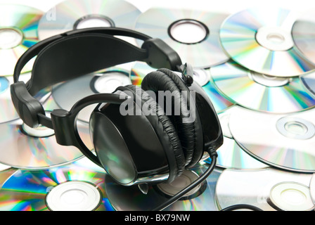 Casque noir et beaucoup de CDs Banque D'Images
