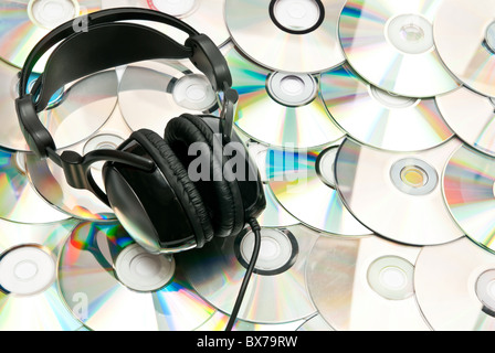Casque noir et beaucoup de CDs Banque D'Images