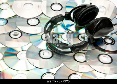 Casque noir et beaucoup de CDs Banque D'Images