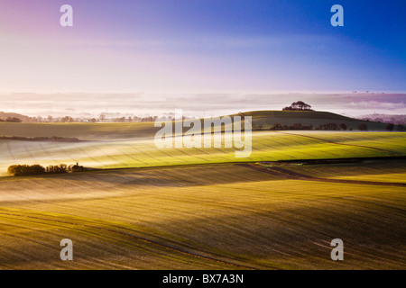 L'automne brumeux sunrise de Knapp Hill sur la vallée de Pewsey dans le Wiltshire, England, UK Banque D'Images