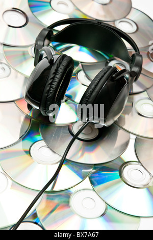 Casque noir et beaucoup de CDs Banque D'Images