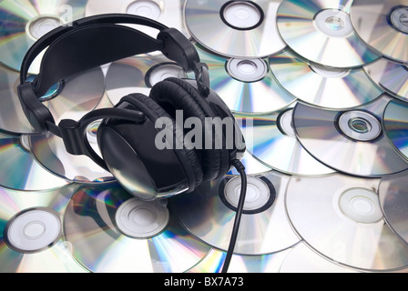 Casque noir et beaucoup de CDs Banque D'Images