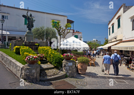 La rue principale d'Anacapri tôt le matin, le soleil d'été, à l'île de Capri, Campanie, Italie, Europe Banque D'Images