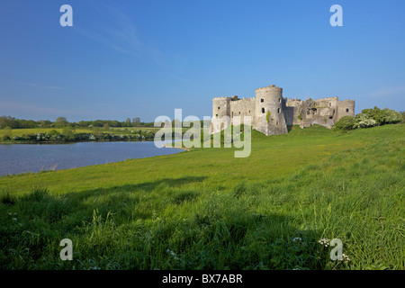 Ruines du château de Carew au soleil du printemps, le Parc National de Pembrokeshire, West Wales, Pays de Galles, Royaume-Uni, Europe Banque D'Images