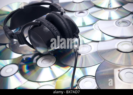 Casque noir et beaucoup de CDs Banque D'Images