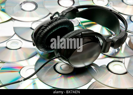 Casque noir et beaucoup de CDs Banque D'Images