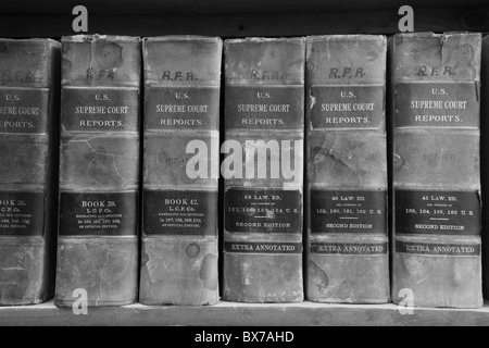 Ancienne, la Cour suprême d'antiquités livres Rapport sur étagère dans un musée de Dawson City, Yukon, Canada pour la lecture d'être lu. Banque D'Images