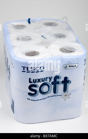 12 rouleaux de papier toilette doux luxe Tesco Banque D'Images