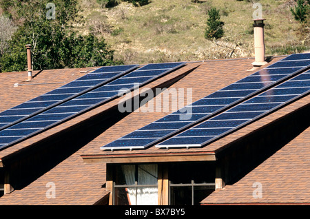 Les panneaux électriques solaires sur le toit, Banque D'Images