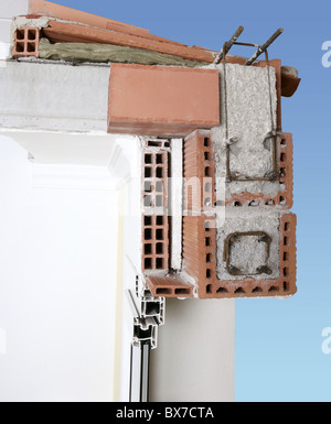 Mur de façade en briques de toit structure blocs de poutres en béton armé Banque D'Images