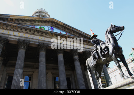 Statue du duc de Wellington à l'extérieur de la galerie d'Art Moderne Glasgow avec cône Banque D'Images