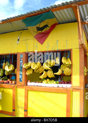 Produire des fruits typique marché stand, à Scarborough, Tobago Trinidad avec produits frais Fruits Légumes Banque D'Images