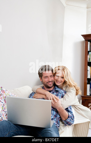 Woman hugging son homme Banque D'Images